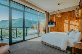 Курортные отели Mtserlebi Resort K'vishkhet'i Улучшенный двухместный номер с 1 кроватью или 2 отдельными кроватями и террасой-1